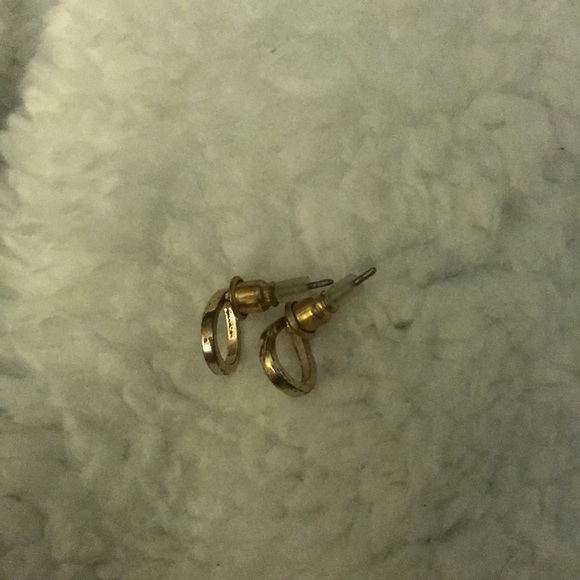 💚 $5 Gold teardrop stud earrings - Picture 3 of 3